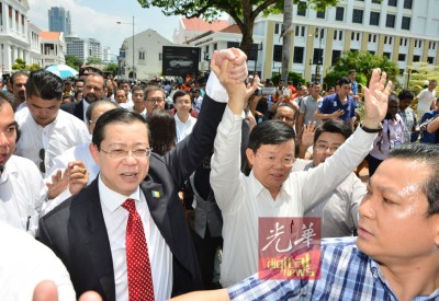 槟首长林冠英被控后保释,曹观友相护左右,一起从槟州高庭步行至旧关仔角槟岛市政厅,召开记者会。(档案照)
