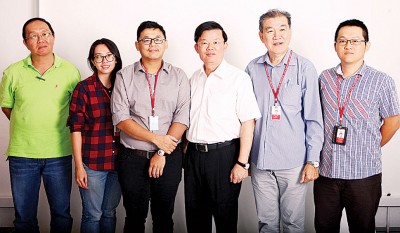 槟行动党主席曹观友(右3)接受《光华日报》专访,本报总编辑王平松(右2)带领的采访队专访,采访队成员有副总编辑兼代采访主任林松荣(左3)、总社副采访主任颜健品(右)、官方新闻组组长胡柏昌(左)和专题新闻组组长司徒瑞琼。