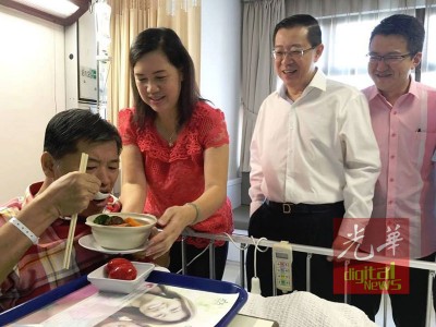 郭金福由太太协助,随华人传统吃面线添福,林冠英(左3从)跟刘镇东看得乐呵呵。