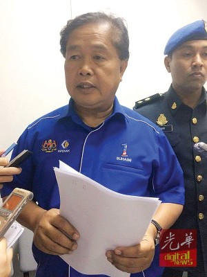 槟州贸消部执法组主任苏海米向媒体讲解控状详情。