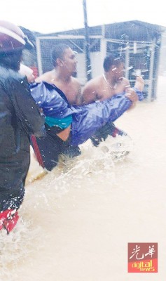 民防拯救部队将行动不便灾民移送至临时中心。