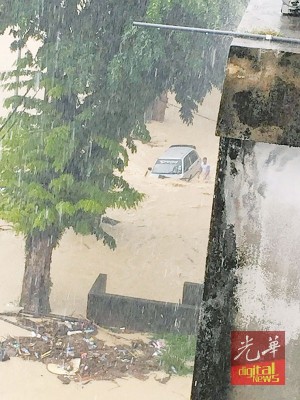 过去鲜少淹水的直落巴巷市镇,如今竟一雨成灾,令当地居民措手不及。