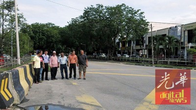 王泽钦(左3)巡视关闭路口情况;右2起为陈润辉、山卡及伯仄。