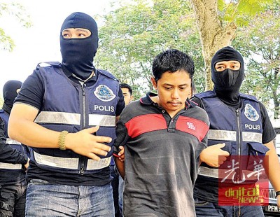 被告由全副武装的警员们押送抵北海地庭。