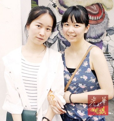 程子卉(左1)及陈仪娟希望,轿车及四轮车不要随意停放在路边,以免阻挡风景。