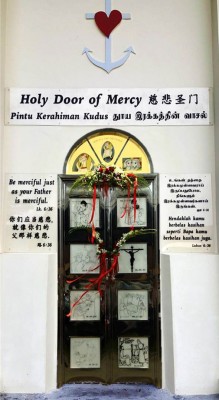 “慈悲圣门”位于圣安纳老堂侧门,经过圣门的人都能感受天主的爱。