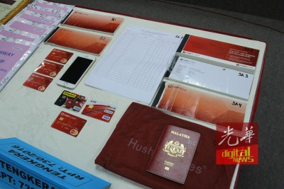派出所起获提款卡、支票簿、手机、国际护照及入会表格。