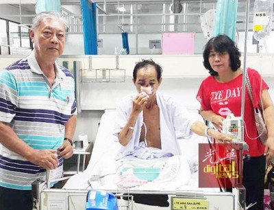 潘国基(左)与王桂叶(右)探望车祸后在合艾医院接受治疗的王文光(中)。
