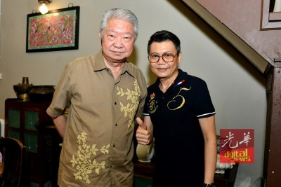 李弘骅不忘与蔡澜拍照留影。