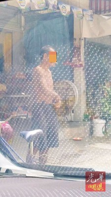 造案者是名赤裸上身的华裔中年男子。