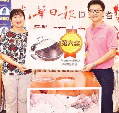 林志顺(右1)在陈华华见证下,抽取第六奖:1份现代人压铸陶晶炒锅。