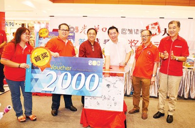 韩帼锠(右3)在林炎葵(左3)、李兴前(右2)、林星发(左2)及王平松(右1)陪同下,抽出第一奖:总值2000令吉SEC现金礼券。
