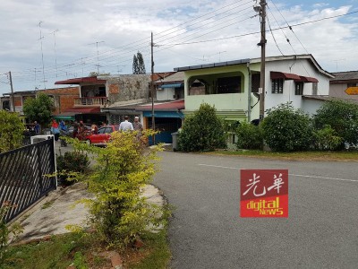 女童独自过马路时遭迈威轿车撞击,不治身亡。
