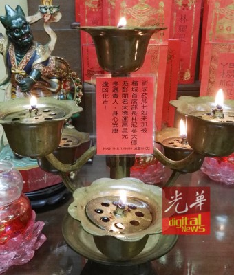 为林冠英及彭丽君祈福的七星灯，摆放在坛中央，希望两人能逢凶化吉。