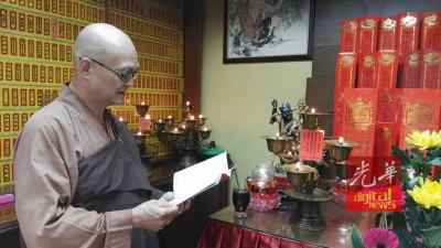 天心法师每天都为林冠英及彭丽君的七星灯进行诵经祈福。