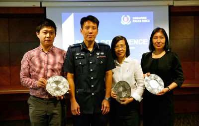 中央警署署长刘国良颁发奖牌,表扬汇款公司职员李述(左一)及汤云英(右二)。