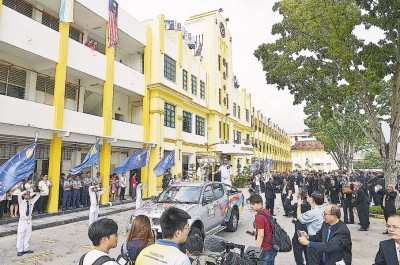 四轮驱动车载着李鹏抟和铜钟从母校出发。