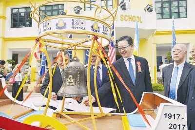 李鹏抟(中)在刘景国和郭显荣的陪同下将铜钟带回英国。