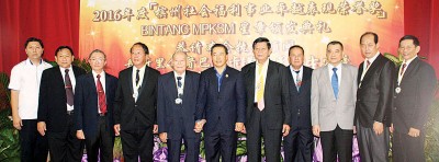 黄荣盛(遭逢)、庄佛和(左2自)陈良成、陈德钦(右3自)、王友福,跟第一批获奖者合影,左4自凡梁景辉、陈亚操,右1自凡张上忠、林松光、陈顺和(右5)。