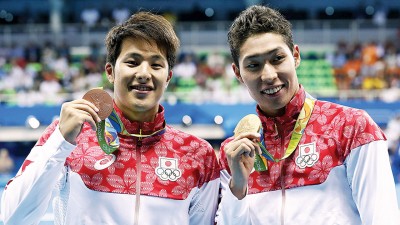摘得里约游泳赛首金的萩野公介(右),与拿下铜牌的濑户大也合影。