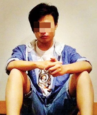 19岁工厂员工德卡遭逮捕后被释放,他的好友是恐怖小组成员,但他对他们的行动不感兴趣。