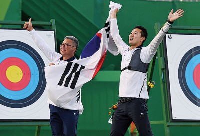 在决赛结束后,具本粲(右)和韩国男队教练一起胜利。