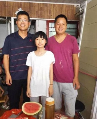 杨父(右一)表示,女儿杨萌(中)十分懂事,平日就已经会帮忙做家务。