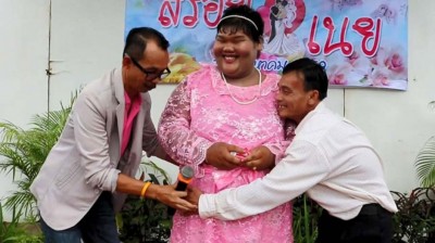 诗丽玛与相恋仅5个月的男友成婚,被当地传媒形容为“破除诅咒”。
