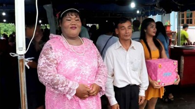 诗丽玛与相恋仅5个月的男友成婚,被当地传媒形容为“破除诅咒”。