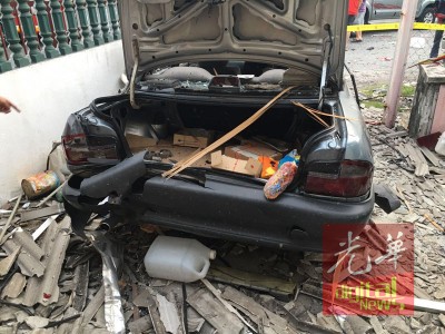 停在庭园的轿车车身与玻璃也破裂。