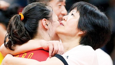 中国女排能够夺得冠军,主教练郎平居功至伟。赛后,郎平(右)与队员相拥庆祝。