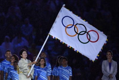 东京都知事小池百合子挥舞奥运五环旗,代表奥运会进入东京时间。