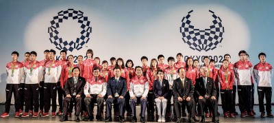 安倍晋三(前排中)与勇夺奥运银牌的日本男子400米接力队,以及其他健儿官员合影。