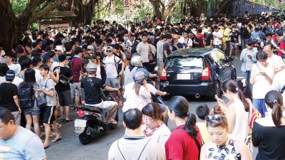 一名网友在社交网站上载照片,称21日下午5时许开车行经温泉路,但车子却受困在人潮中动弹不得,按喇叭还反被白眼,无奈之下只好报警处理。