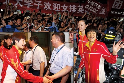 丁宁与到场接机的官职员握手致意。