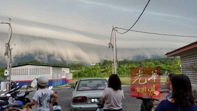 当地居民争睹“海啸云”奇景。(图片取自网民Ahmeng Chew)