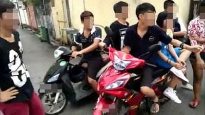 现场围观者至少10人,分别是7男3女,包括拿手机拍照的男子。