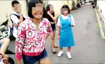 打人少女还对着短片笑。