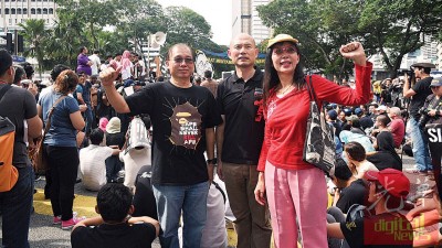 政人物在今日次之会纯粹与,连无上台致辞,图示郭素沁(右起)和林立迎及现场给予大学生们支持。