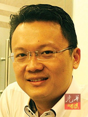 杨顺兴吁请街边非法小贩向市政厅申请,迁入新巴刹营业。