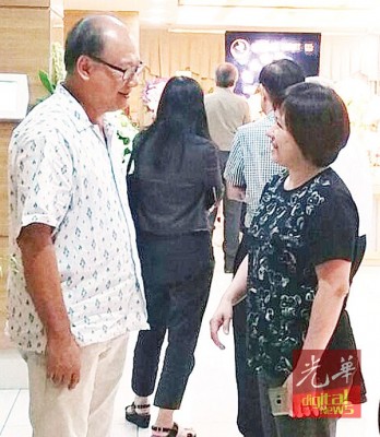1969年协和小学毕业生代表黄锦昌慰问庄安然的幼女庄以哲。