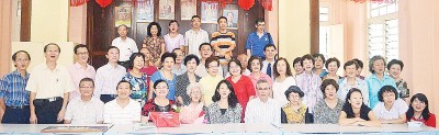 2012年全体出席校友、师生与同事,与庄安然拍合照。(档案照)