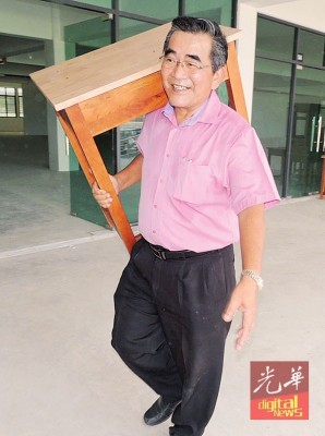 李振兴:威南日新国中已搬入课室桌、办公桌。
