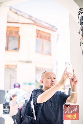 中国第六代著名导演刘冰鉴使用手机拍摄,挑选电影场景。