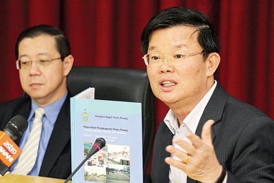 槟州交通道路管理委员会主席曹观友(右)认为,槟城论坛把合乐报告当作为圣经,左为槟州首席部长林冠英。