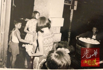 大约半世纪前的老照片中述说华强茶室的夜市包点。