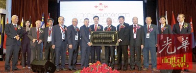 吴源盛(右5)表示常委会赠送牌匾予霹雳韩江公会祝贺100周年庆祝,鉴于副会长拿督郑奇会(左7)搭领。