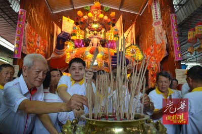 开光仪式后,善信们纷纷开展膜拜,埠众盂兰胜会永15上的礼正式开展。