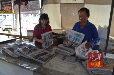 结束派报后,黄奕楼会回到南美园巴刹的报摊,和妻子一同整理收拾。