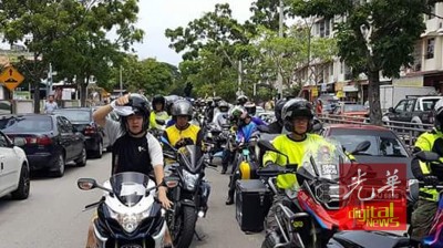 来自5个州属百名摩托车队员给死者护航,场面壮观。